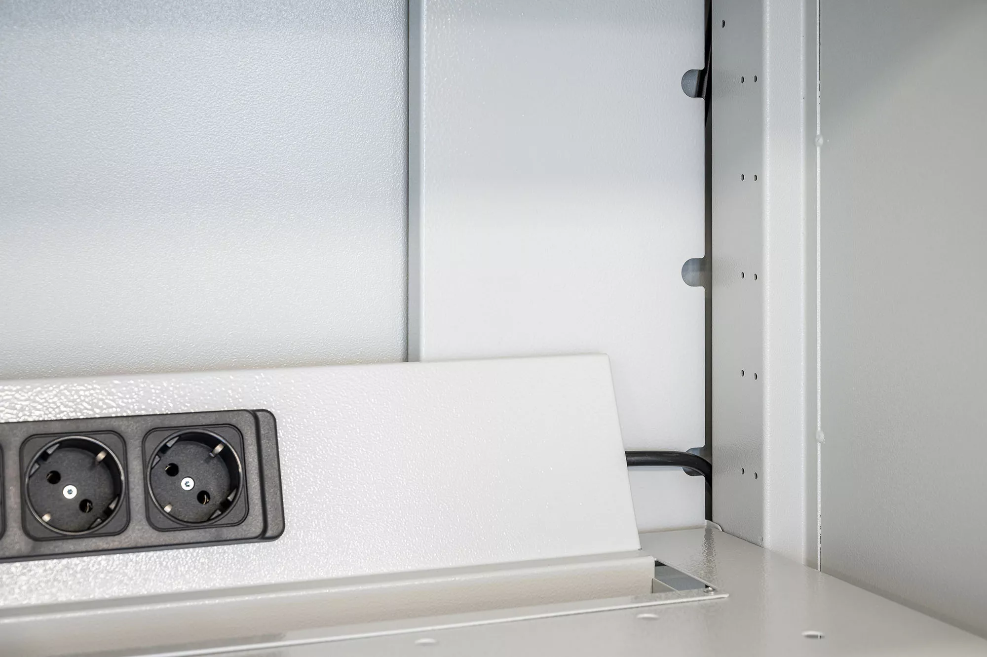 Armoire métallique avec portes en plexiglas, fonction de recharge (1 bloc multiprises)
