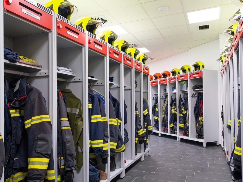 Vestiaire pompiers COMFORT avec casier pour objets de valeur | LOCKEEL®